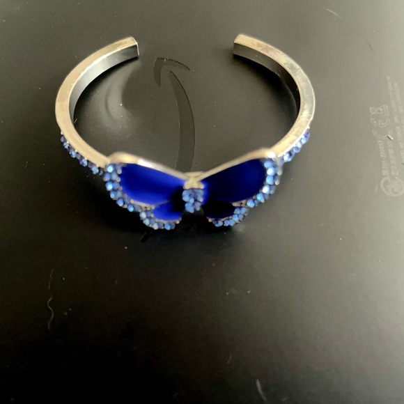 Highly detailed sparkling blue butterfly. Royal blue center that sparkles in… - Picture 3 of 4